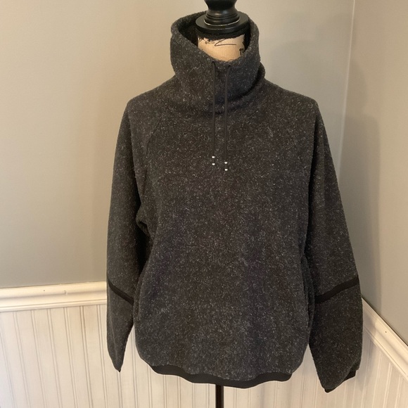 Women’s small Nike Therma Fit Fleece Pullover charcoal gray cowl neck